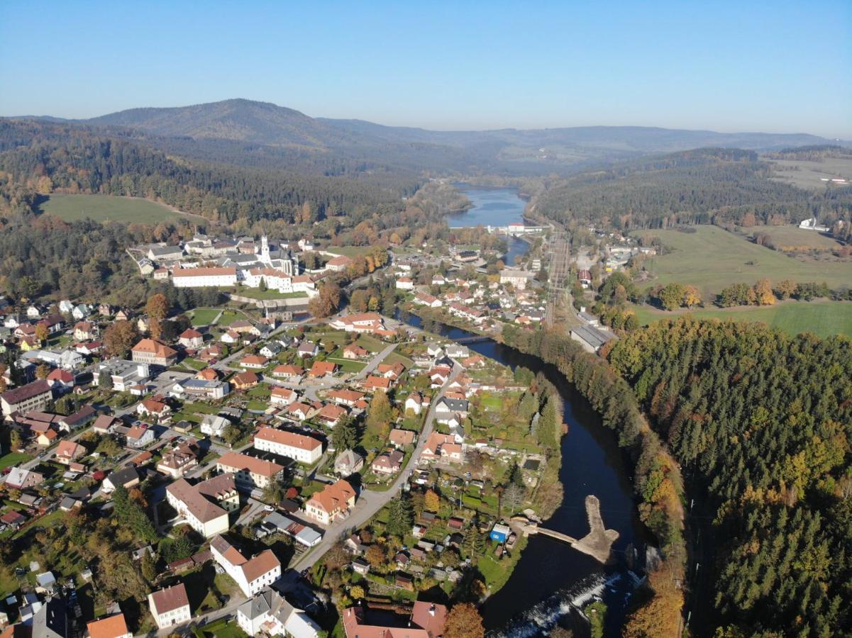 U Mikesu Vyssi Brod Exterior foto
